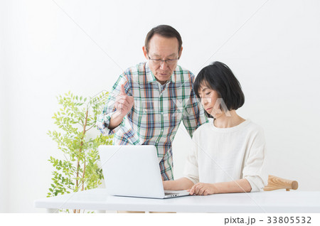 パソコンを操作する男女　シニア 33805532