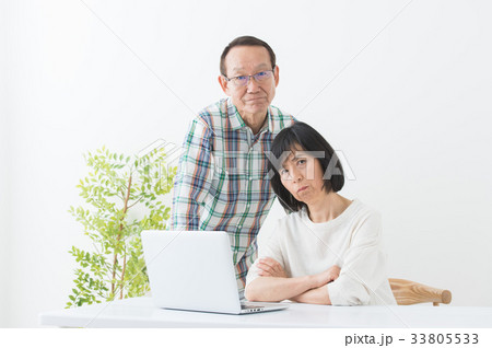 パソコンを操作する男女　シニア 33805533