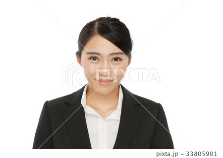 笑顔と挨拶による第一印象はビジネスパーソンの武器。顧客を前に微笑むビジネスウーマン 33805901
