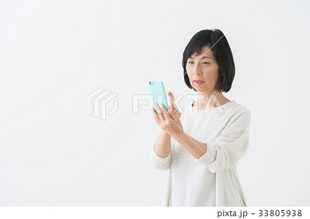スマホを持つ女性（シニア） 33805938