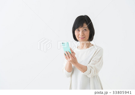 スマホを持つ女性（シニア） 33805941