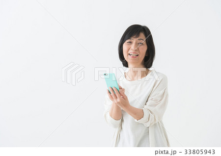 スマホを持つ女性（シニア） 33805943