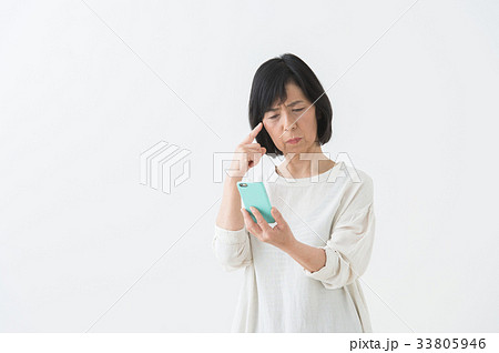 スマホを持つ女性（シニア） 33805946