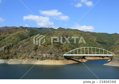 九頭竜湖 紅葉の写真素材