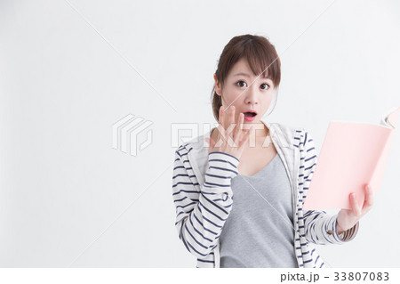 読書する女性・白バック 読書する女性・白バック 33807083