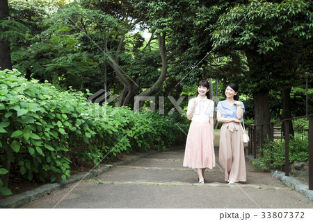 女性　旅行　横浜　ショートトリップ　散策　散歩 33807372