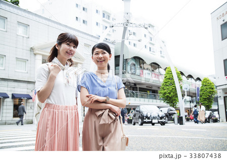 女性　旅行　横浜　ショートトリップ　散策　散歩 33807438