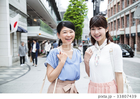 女性　旅行　横浜　ショートトリップ　散策　散歩 33807439