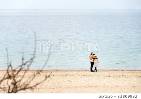 Happy loving couple embracing wearing warm clothes 33809932