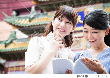 女性　旅行　中華街　横浜　ショートトリップ　散策　散歩 33810725