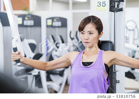 フィットネス　スポーツジム　女性　エクササイズ　フィットネスクラブ 33810756