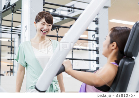フィットネス　スポーツジム　女性　エクササイズ　フィットネスクラブ 33810757