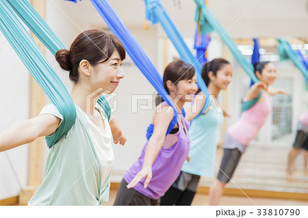 フィットネス ヨガ エアリアルヨガ スポーツジム 女性 エクササイズ フィットネスクラブ フィットネス ヨガ エアリアルヨガ スポーツジム 女性 エクササイズ フィットネスクラブ 33810790