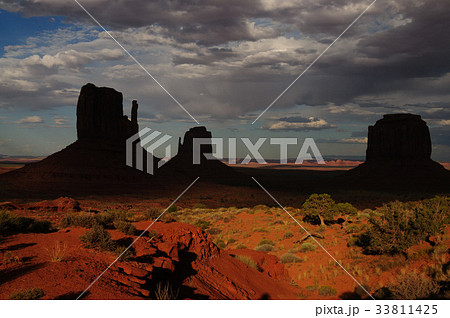 Monument Valley at Sunset Monument Valley at Sunset 33811425