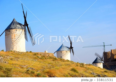 ラ・マンチャ地方の白い風車 ラ・マンチャ地方の白い風車 33811531