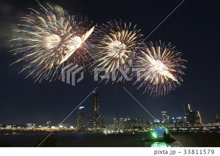 高層ビル 花火 ソウル 33811579