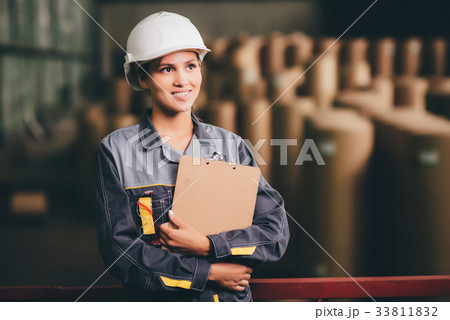 paper mill factory worker 33811832