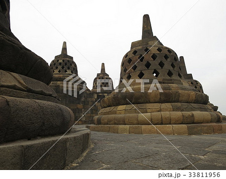 ボロブドゥール寺院の朝景色 33811956