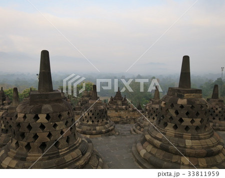 ボロブドゥール寺院の朝景色 33811959