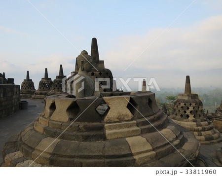 ボロブドゥール寺院の朝景色 33811960