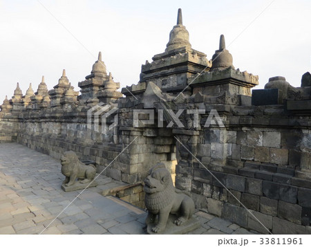 ボロブドゥール寺院の朝景色 33811961