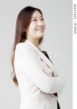 腕組み 腕組 女性 33812090