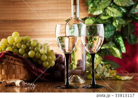 Bottle and glasses of white wine 33813117