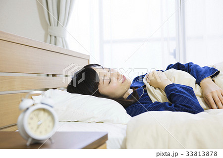 睡眠　女性　眠る　寝る　熟睡　快眠 33813878