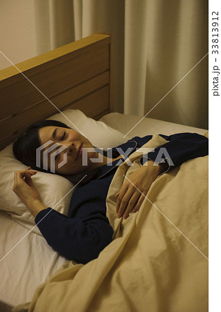 女性　寝る　睡眠　安眠　笑顔　若い女性　快眠 33813912
