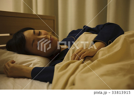 女性　寝る　睡眠　安眠　笑顔　若い女性　快眠 33813915