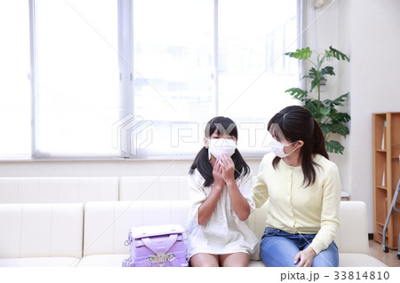 待合室でマスクをして順番を待つ母娘 33814810