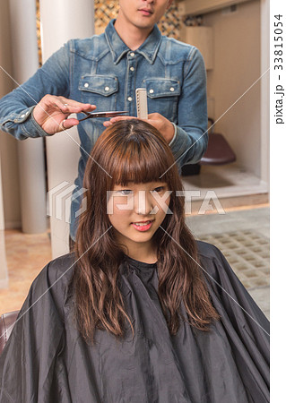 ビューティーイメージ カラー 男性 美容師 女子 高校生 Jk サロン 美容室 ヘア ビューティーの写真素材