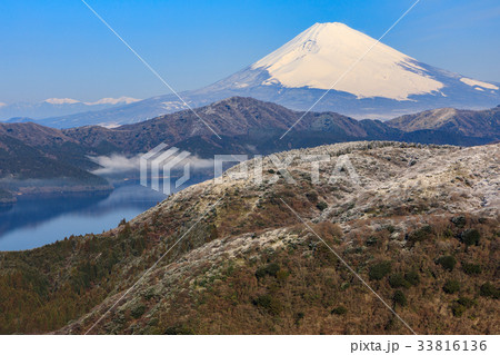 箱根 大観山から望む富士山と芦ノ湖の写真素材