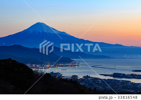 日本平から望む朝焼けと富士山・清水港 33816548
