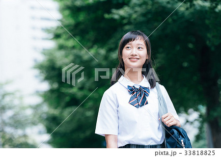登下校　女子　中高生 33818825