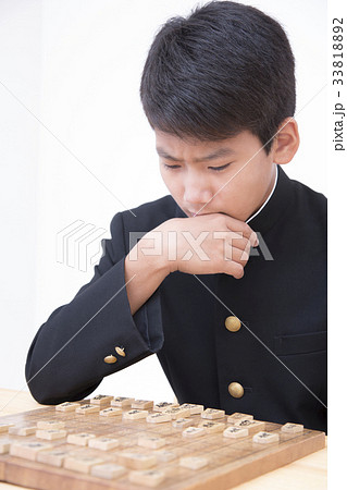 将棋を指す男の子 33818892