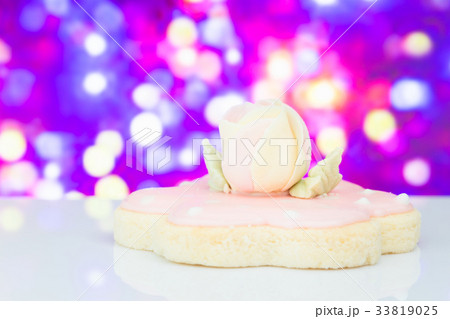 Biscuit top with sugar rose flower Biscuit top with sugar rose flower 33819025