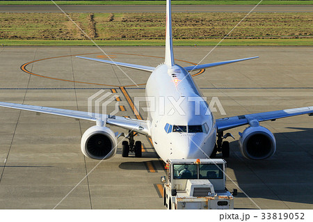 トーイングカーで牽引される飛行機 33819052