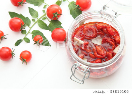 ドライトマト 瓶詰め 白バック 上から 横 ドライトマト 瓶詰め 白バック 上から 横 33819106