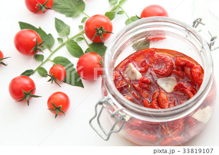 ドライトマト　瓶詰め　白バック　アップ　　上から　横 33819107