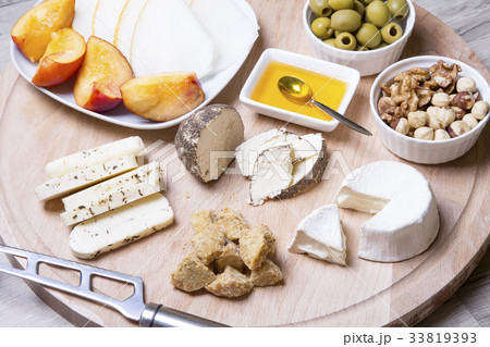 Cheese plate. 4 types of cheese. 33819393
