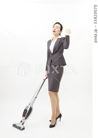 掃除をするビジネスウーマン ビジネススーツ 女性 白バック 全身 掃除をするビジネスウーマン ビジネススーツ 女性 白バック 全身 33820070