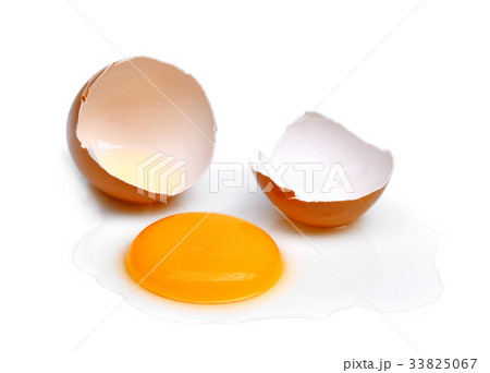 cracked egg with egg shell, egg yolk isolated 33825067