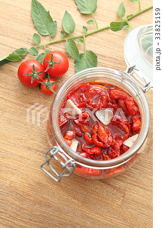 ドライトマト　瓶詰め　木製テーブル　上から　縦 33825159