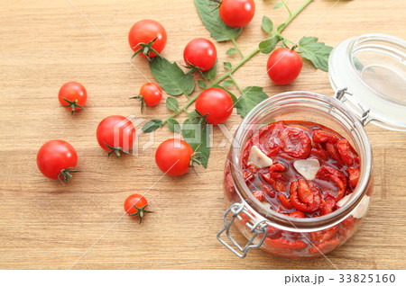 ドライトマト　瓶詰め　木製テーブル　沢山　上から　横 33825160