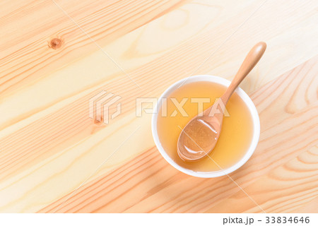 木のテーブルの上にはちみつ 33834646