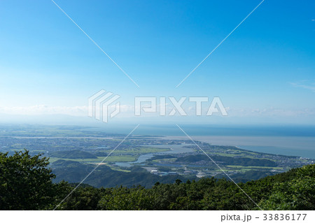 伊勢志摩スカイラインの朝熊山頂展望台から見る伊勢市方面の景色 伊勢志摩スカイラインの朝熊山頂展望台から見る伊勢市方面の景色 33836177