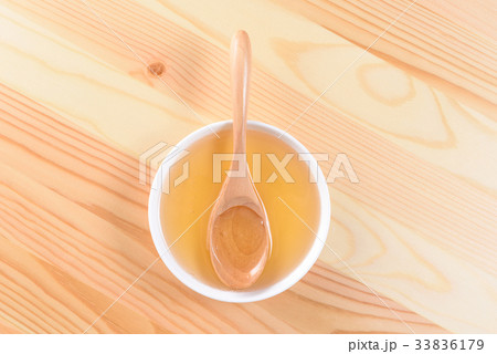 木のテーブルの上にはちみつ 木のテーブルの上にはちみつ 33836179