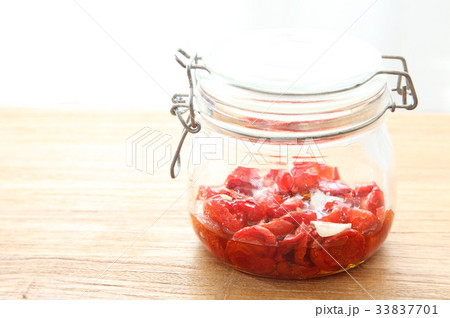 ドライトマト　瓶詰め　木製テーブル　コピースペース　横から　横 33837701