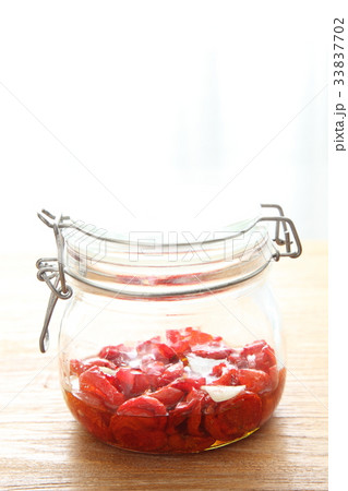 ドライトマト 瓶詰め 木製テーブル コピースペース 横から 縦 ドライトマト 瓶詰め 木製テーブル コピースペース 横から 縦 33837702